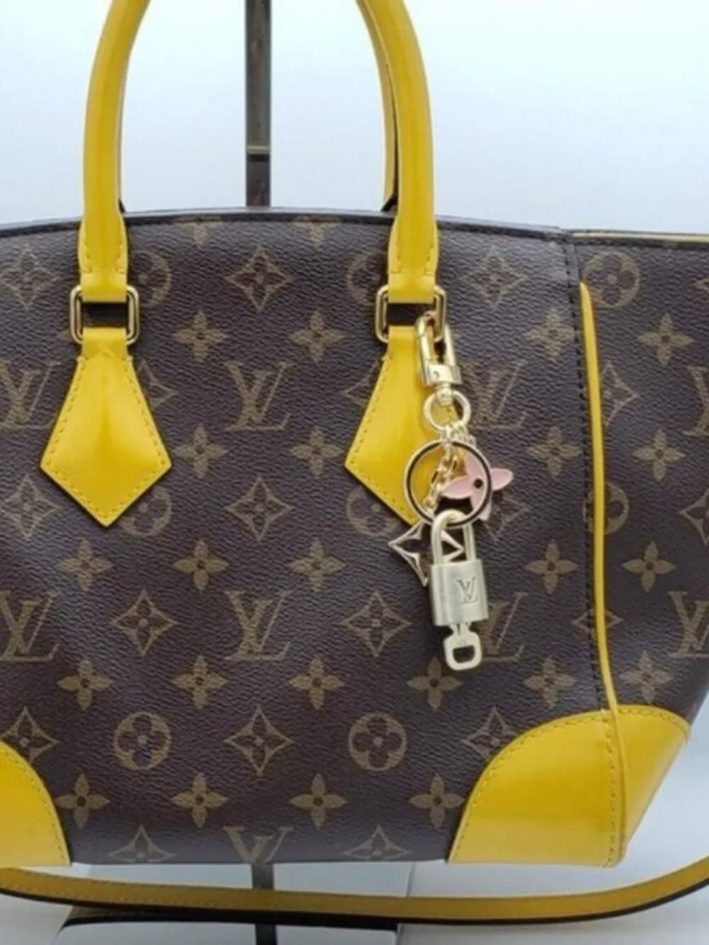 Authentic LV Gold Padlock 🔒 Keychain Charm for Louis Vuitton Bags - Picture 3 of 11